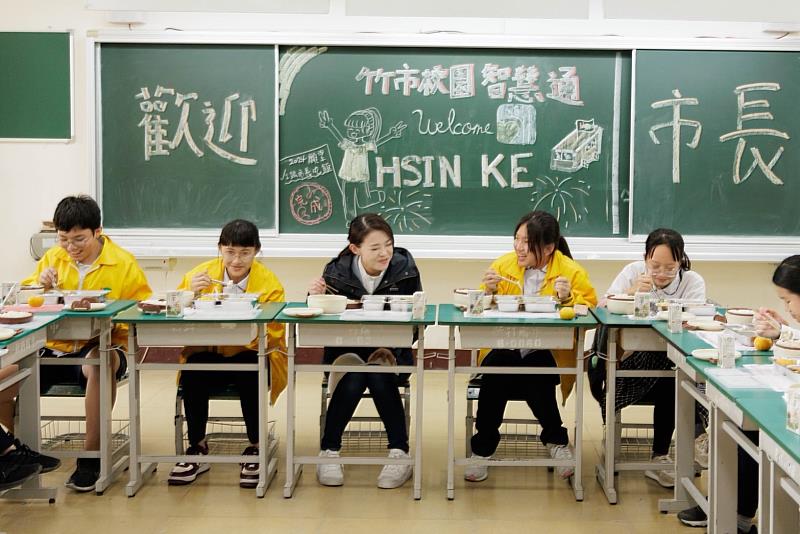 高虹安市長宣布自115學年度起營養午餐全額補助。