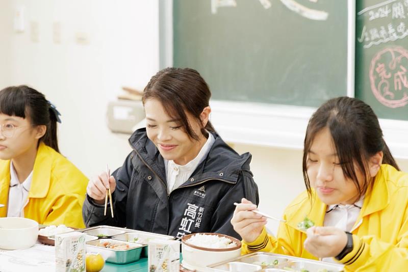 高虹安市長宣布自115學年度起營養午餐全額補助。