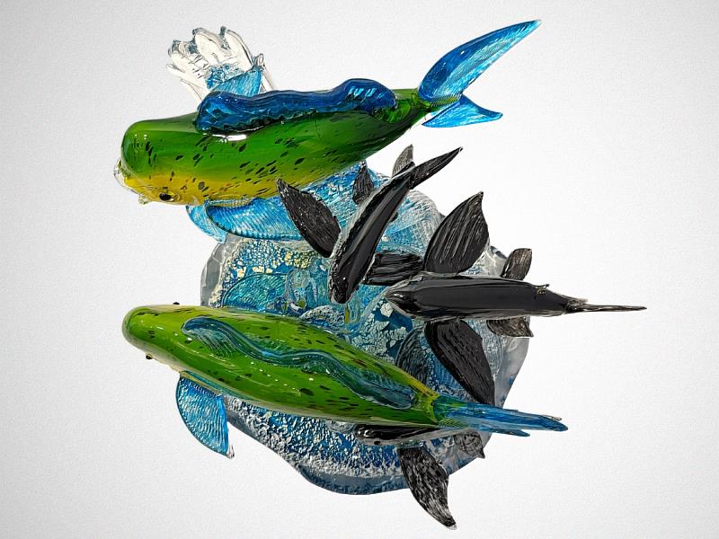 作品自不同角度觀看，魚體層層交疊，展現玻璃在光影變化下的流動感與立體深度，使靜態雕塑蘊含鮮明動勢。