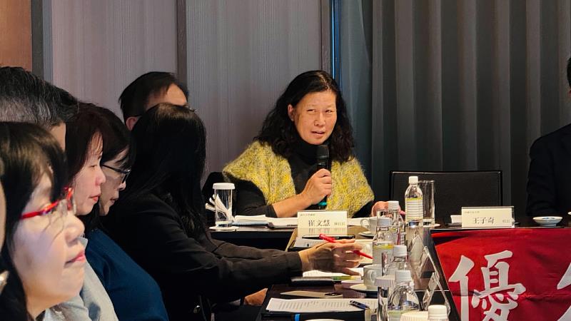 優久大學聯盟崔文慧執行長進行統籌中心業務報告。
