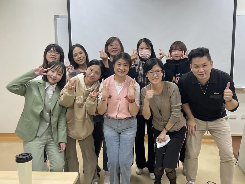 中山醫大護理系副教授莊小玲（前排右2）以導入「做中學」理念的教學實踐成果，獲教育部「113年度教學實踐研究計畫績優計畫」肯定。