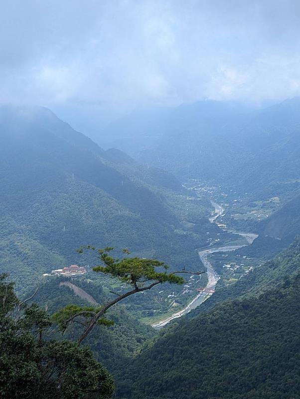 白毛山步道眺望谷關大道院及大甲溪。