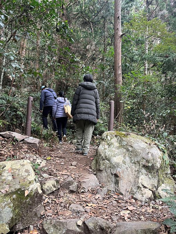 登山民眾通過人流計數器。