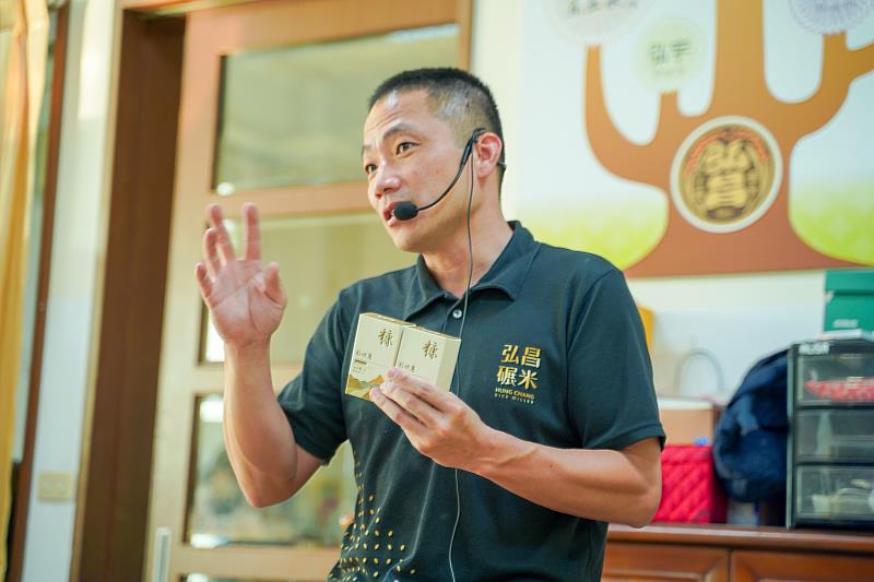 碾米廠曾耀彬以有獎徵答加深學童記憶。