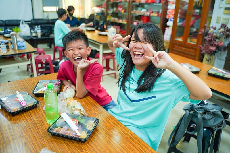 學童享受自製的米飯糰。