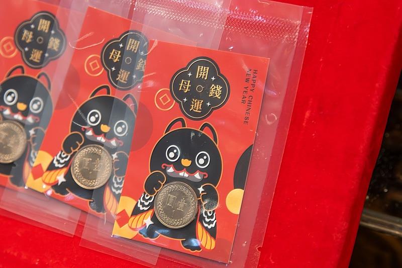 預購任一年菜套組，即可獲得品牌獨家「武德宮開運錢母」，象徵財源滾滾來，數量有限，送完為止。