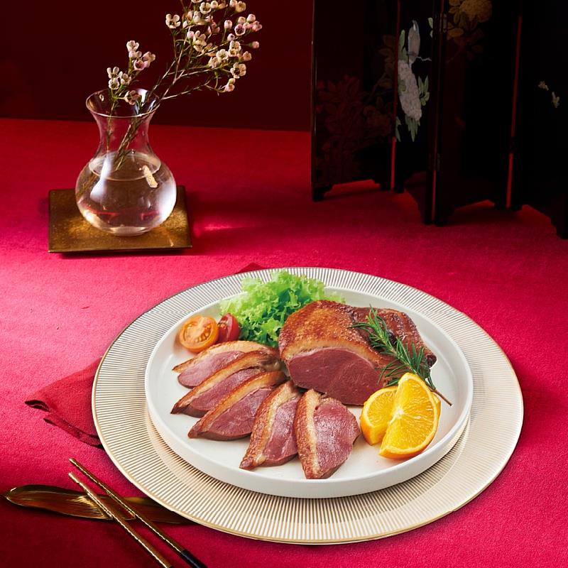 王品嚴選人氣最旺年菜「頂級桃木燻鴨胸」，曾獲「風味絕佳獎章」最高榮譽3星等級肯定，成為上萬家庭的年夜餐桌首選。