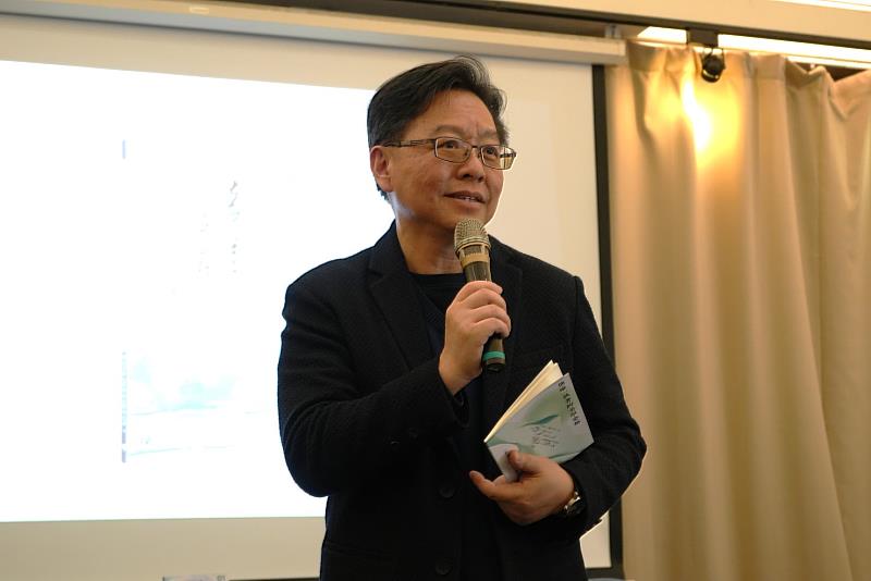 楊牧文學研究中心主任許又方教授主持《奇萊文藝》創刊發表會。