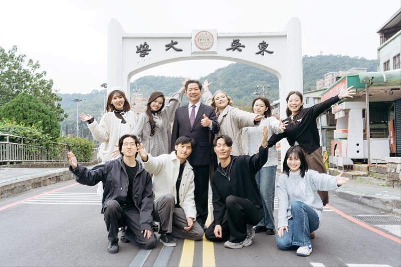 圖三、東吳大學致力推動跨領域教育，以「數位人文」為核心精神，融入AI教學，培養具備深度思辨、跨領域整合與科技應用能力的下一代人才。