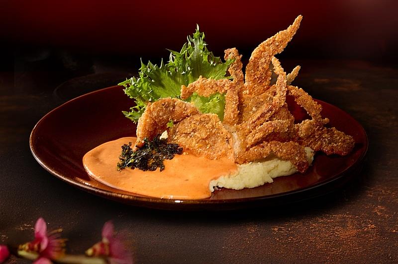 即日起至2月28日憑「藝奇」社群或官網活動畫面，內用消費2客套餐就招待金黃酥炸軟殼蟹。