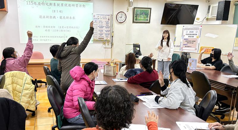 在潮州就業中心舉辦的就業促進課程中，講師大方分享她長年從事寵物陪伴工作的心得，學員大呼收穫滿滿。