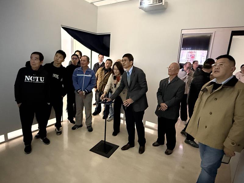 點雲科技重現六堆風華，何金樑主任體驗展場互動。