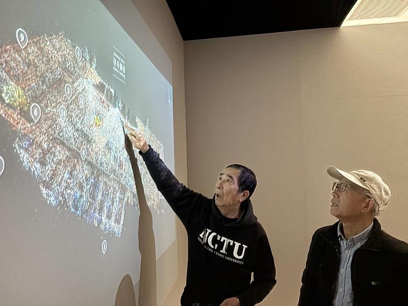 點雲科技重現六堆風華，佳冬蕭家（左起：蕭壽宗先生、蕭芳樹總幹事）觀賞展覽。