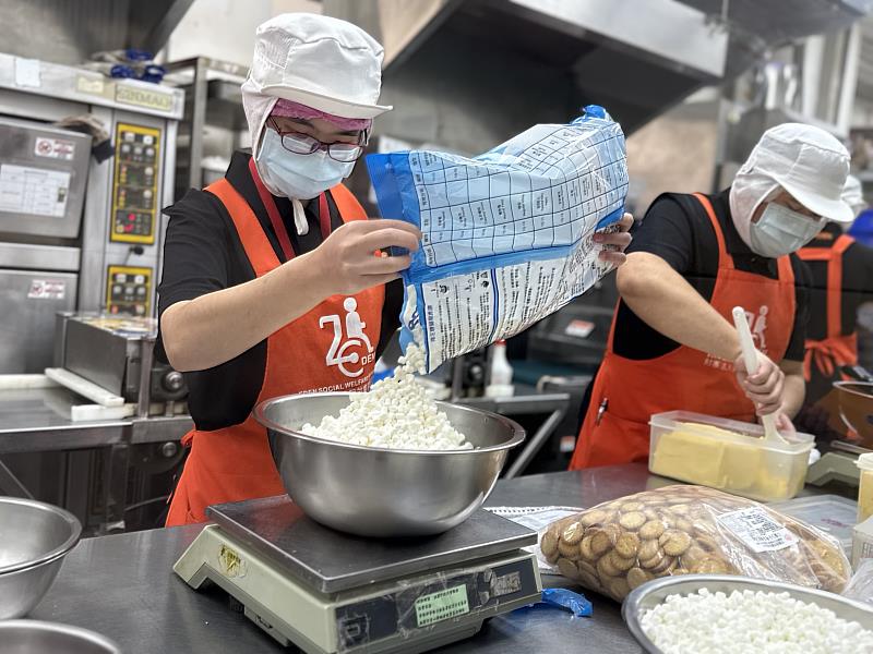 伊甸桃園庇護工場新年禮盒開賣 小琪逆境蓄能盼再戰職場