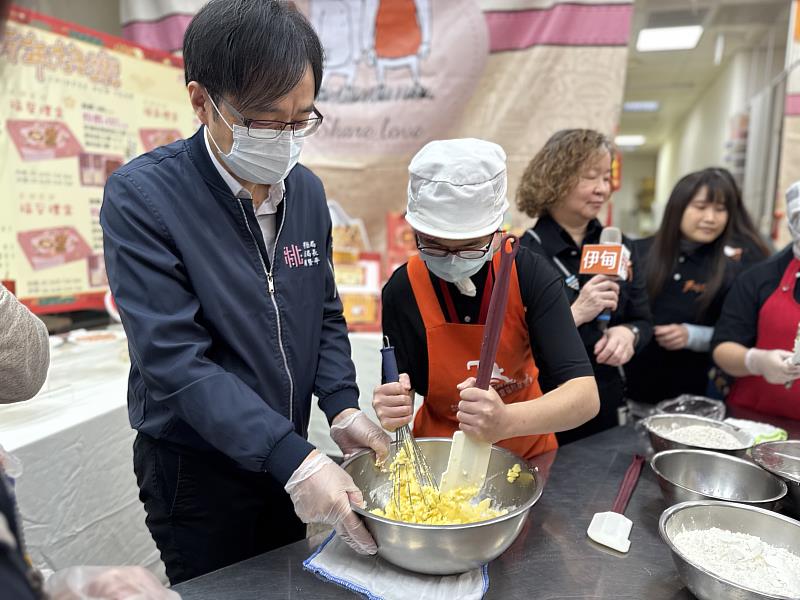 庇護員工小琪示範如何製作手工餅乾。