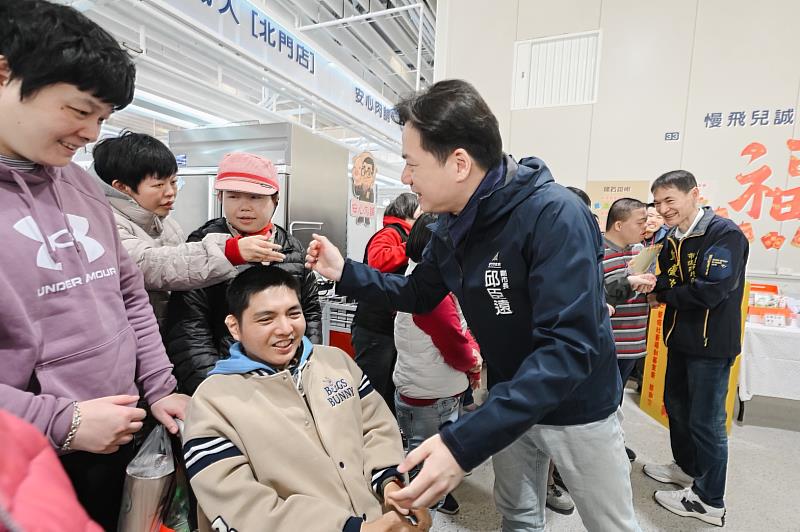 與慢飛兒握手寒暄。