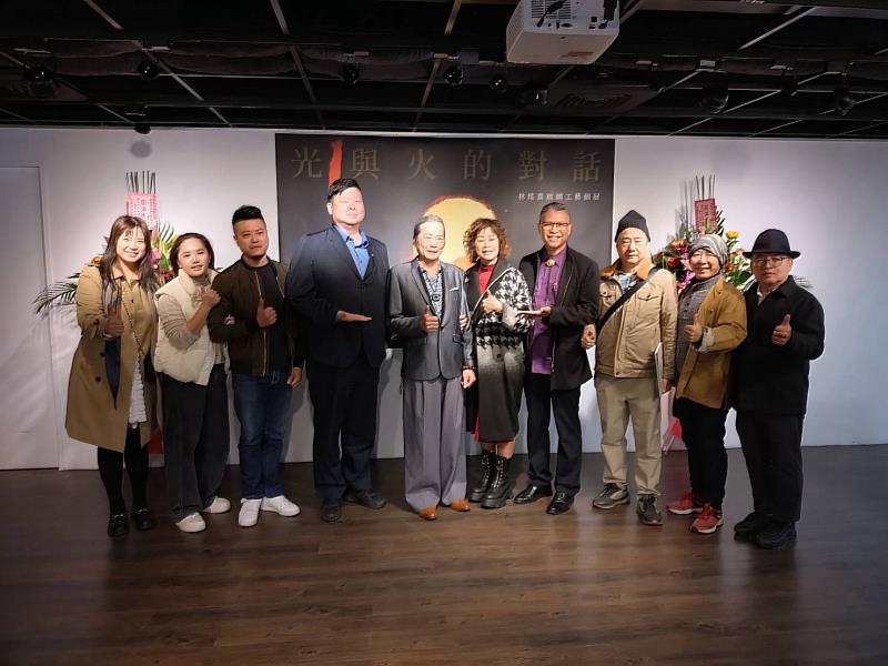 林瑤農老師一家投入玻璃創作及經營行銷，是玻璃藝術界令人稱羨的家庭。左起林瑤農女兒林諭靚、媳婦林旻慶、兒子林佑駿、文化局長王翔郁、林瑤農賢伉儷、工藝中心主任陳殿禮、臺灣工藝之家彭坤炎、湯潤清、臺灣工藝之家協會理事長謝嘉亨。