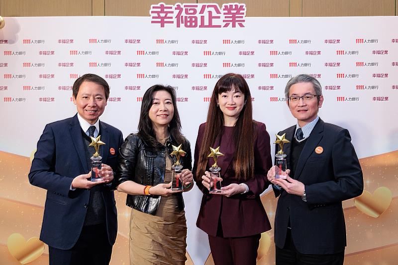 1111人力銀行幸褔企業評比，凱基金控集團囊括4金2銀，首度金控與子公司全壘打獲獎。由凱基金控人資長陳慧珠（右2）、凱基人壽人資長蔡明春（左1）、凱基銀行人資長江怡慧（左2）、凱基證券人資長詹明叡（右1）代表領獎。