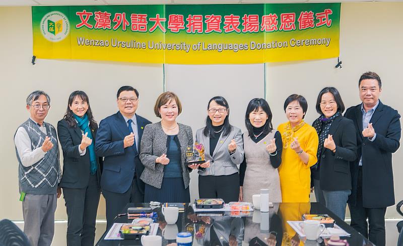 文藻外大英文系孫慧芳校友（左4）慷慨捐贈新台幣百萬元，支持母校推動校務與育才助學。