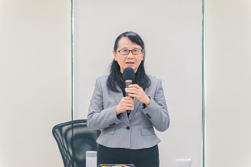 文藻外大莊慧玲校長感謝孫慧芳校友捐款助母校永續發展。