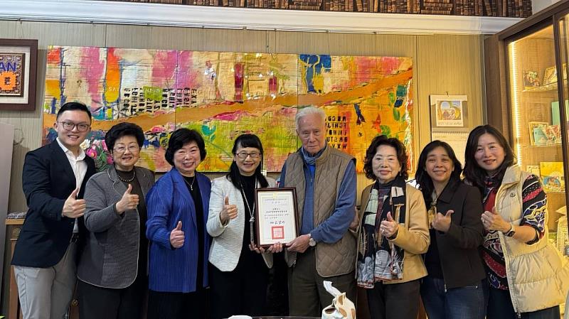 文藻外語大學迎創校60周年，富樂夢教育基金會慨捐百萬助學，由文藻莊慧玲校長（左4）致贈感謝狀。沈坤照創辦人暨董事長（右4）、沈蔡來順董事長（右3）、沈青縈董事（右1）、沈青樺董事（左3）共同觀禮。