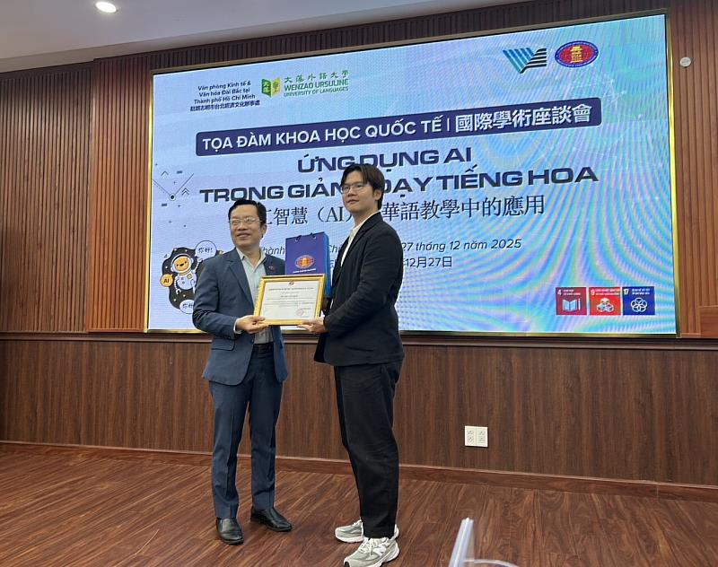 頒發感謝狀予工作坊講師連崇佑老師（右）。