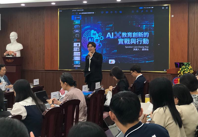 連崇佑老師(後中)授課。