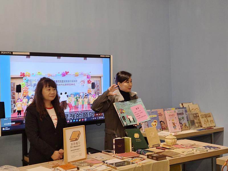 南華大學圖書館舉辦「USR繪本分享會與線裝手工書工作坊」，賴淑玲副校長（右）及幼教系盧琇珠（左）於會場分享繪本。