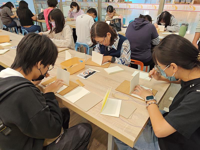 南華大學圖書館舉辦「USR繪本分享會與線裝手工書工作坊」，透過實作課程，學員體驗手工書工藝。