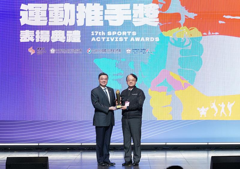 台電連續11年榮獲運動推手獎「贊助類金質獎」、「贊助類長期贊助獎」及「推展類金質獎」等3大獎肯定，由副總經理蔡志孟（右）接受行政院院長卓榮泰頒獎表揚。