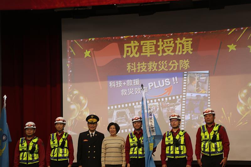 臺東消防節致敬英雄！饒慶鈴授旗新成立3分隊 打造專業、效率救災體系 感謝打火弟兄守護家園辛勞