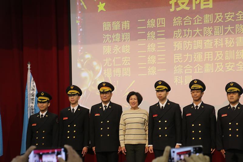 臺東消防節致敬英雄！饒慶鈴授旗新成立3分隊 打造專業、效率救災體系 感謝打火弟兄守護家園辛勞