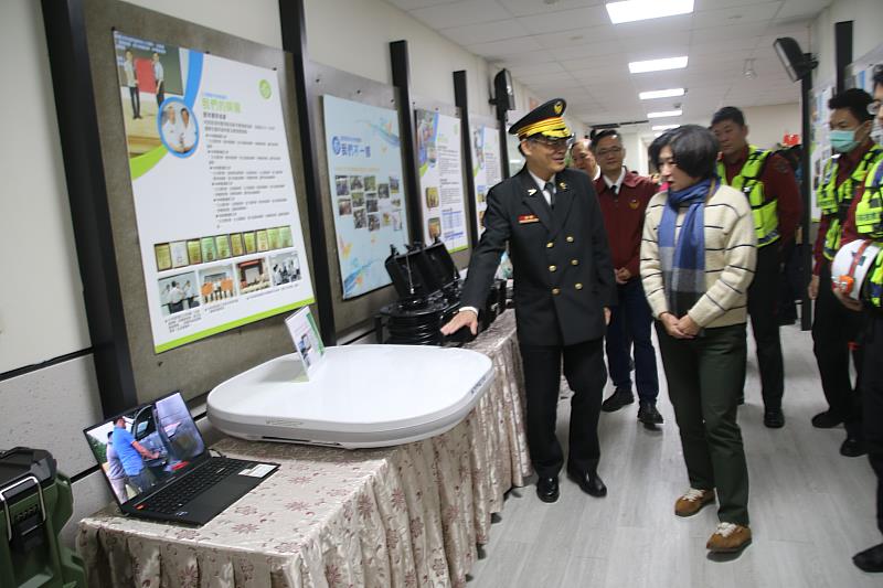 臺東消防節致敬英雄！饒慶鈴授旗新成立3分隊 打造專業、效率救災體系 感謝打火弟兄守護家園辛勞