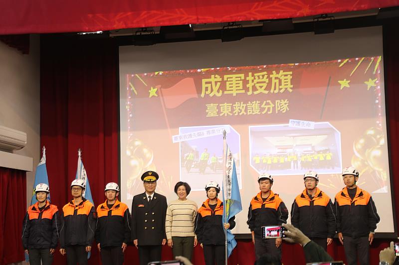 臺東消防節致敬英雄！饒慶鈴授旗新成立3分隊 打造專業、效率救災體系 感謝打火弟兄守護家園辛勞