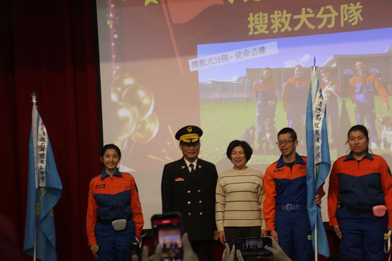 臺東消防節致敬英雄！饒慶鈴授旗新成立3分隊 打造專業、效率救災體系 感謝打火弟兄守護家園辛勞