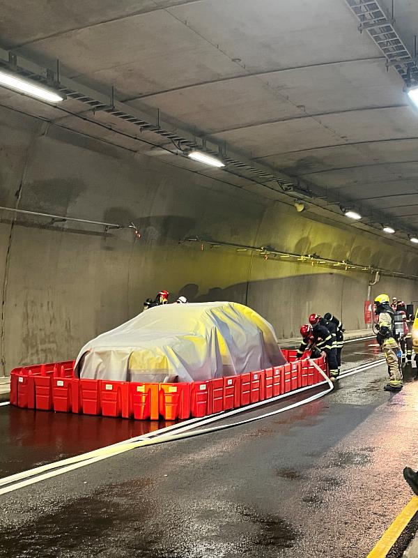 臺東縣消防局祭出「滅火五大利器」，守護電動車火災安全。