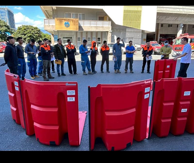 臺東縣消防局祭出「滅火五大利器」，守護電動車火災安全。