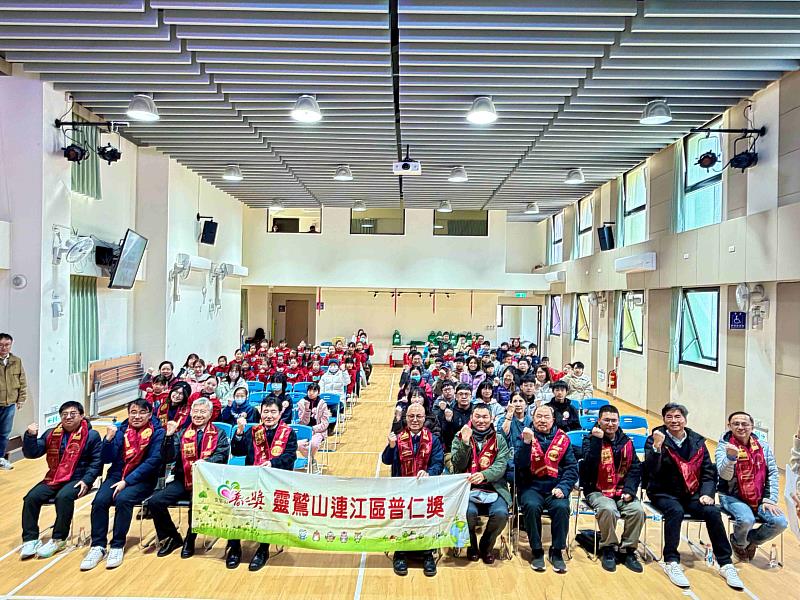 靈鷲山連江區普仁獎頒獎典禮1月9日在南竿的仁愛國小3樓禮堂舉行。（圖由靈鷲山佛教教團提供）