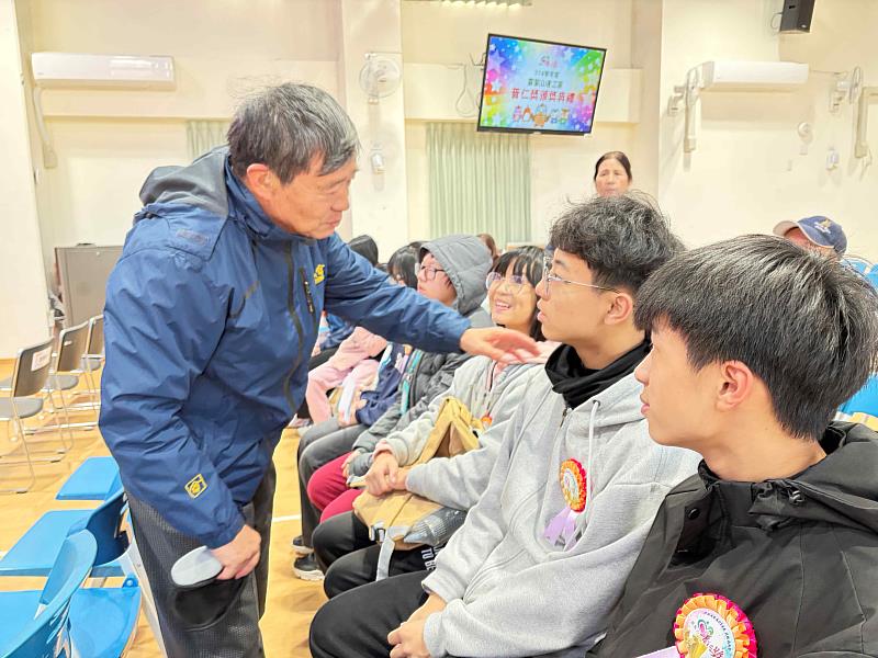 連江縣前縣長楊綏生因趕飛機，在頒獎典禮前特地到場鼓勵得獎學子。（圖由靈鷲山佛教教團提供）