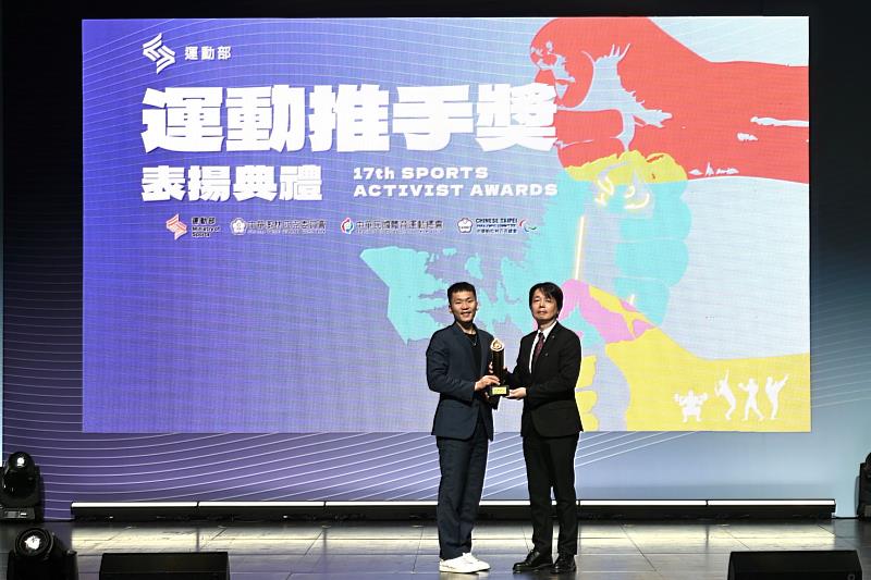 永豐銀行榮獲運動部頒發「運動推手獎-贊助類金質獎」,由運動部長李洋(左)頒發獎座予永豐銀行協理林宗勳(右)。