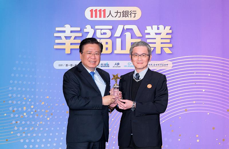 凱基證券連續5年榮獲幸福企業獎，由中華民國全國商業總會理事長許舒博（左）頒獎，凱基證券人力資源部主管詹明叡代表領獎。