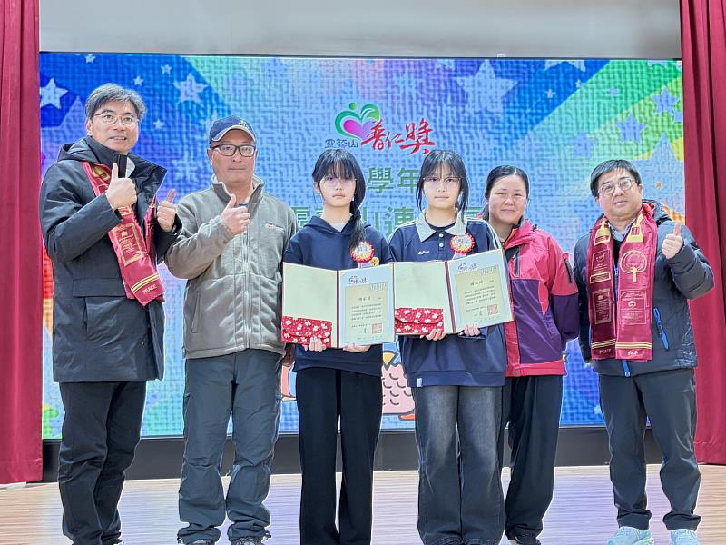 獲推薦入圍全國普仁獎陳彩綺（右3）與妹妹陳彩葳（左3）開心和校長、父母分享榮耀。（圖由靈鷲山佛教教團提供）