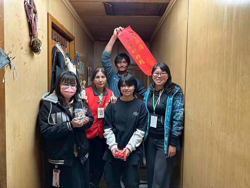 柯懿禧與家訪志工開心合影。（圖由靈鷲山佛教教團提供）