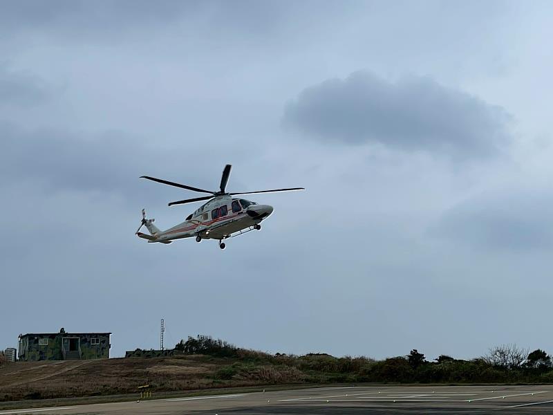 搭直升機自東引順利返回南竿。（圖由靈鷲山佛教教團提供）