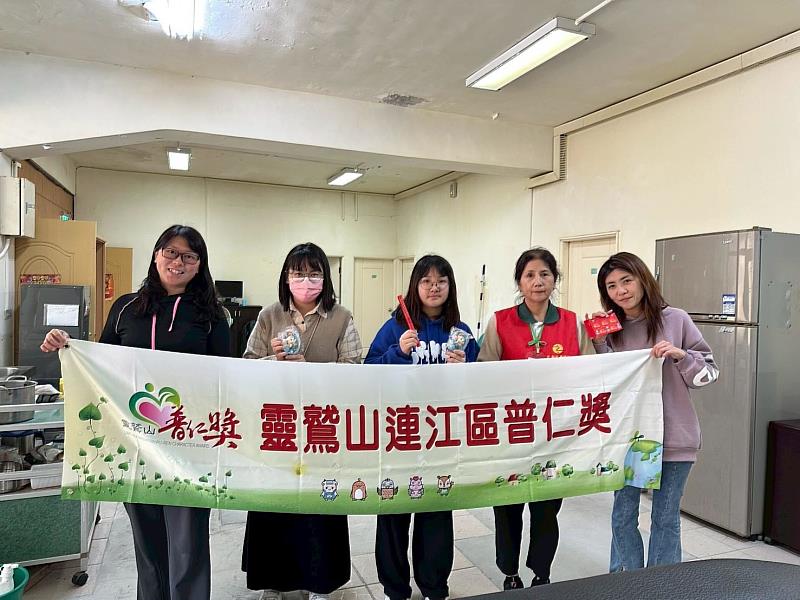 趙恩瑩（中）與家訪志工合影。（圖由靈鷲山佛教教團提供）