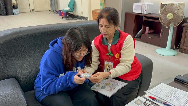 家訪志工至東引國中小趙恩瑩家中訪問。（圖由靈鷲山佛教教團提供）
