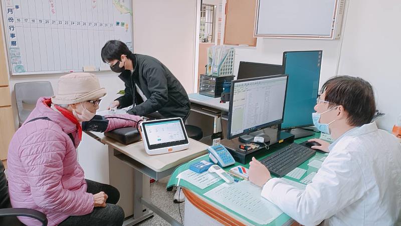 嘉義縣偏鄉醫療提升 導入鴻海智慧科技啟動數位守護