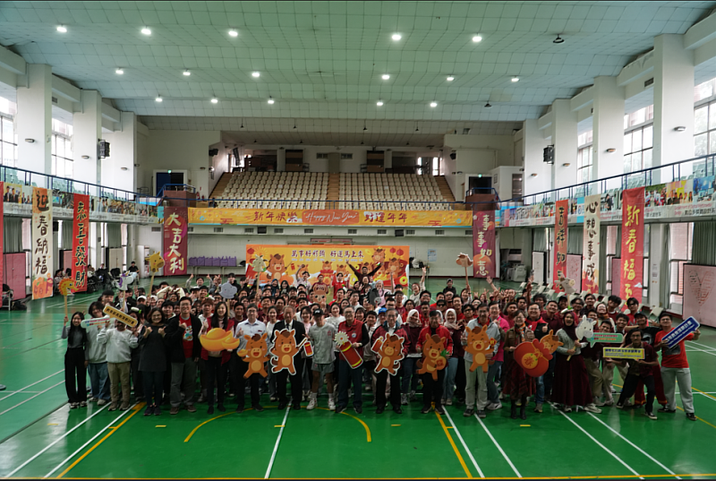正修科大迎新春國際學生齊聚慶馬年。