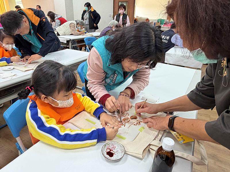 柿子染出番路美學 醫事C據點推動長幼共學溫暖登場