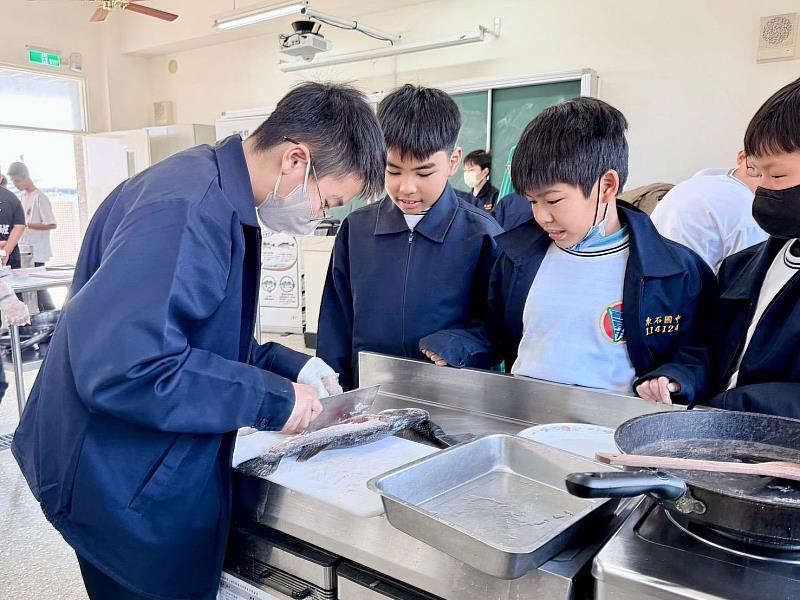 嘉義縣培訓金目鱸食魚推廣種子 前進校園扎根食魚教育